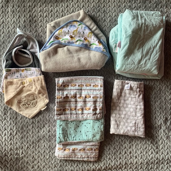 Baby Linen Lot; 4 Bibs, Hooded Towel, 3 Pack and play Sheets, 4 Burp Cloths - Picture 1 of 14